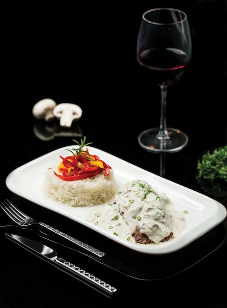 Photo gratuite riz aux herbes, épices et champignons en sauce à la crème