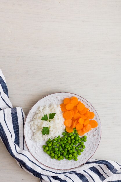 Riz aux légumes et au persil vert sur assiette