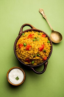 Riz aux tomates également connu sous le nom de tamatar pilaf ou pulav à base de riz basmati, servi dans un bol. mise au point sélective