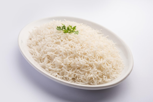 Riz basmati blanc nature cuit ou riz cuit à la vapeur dans un bol