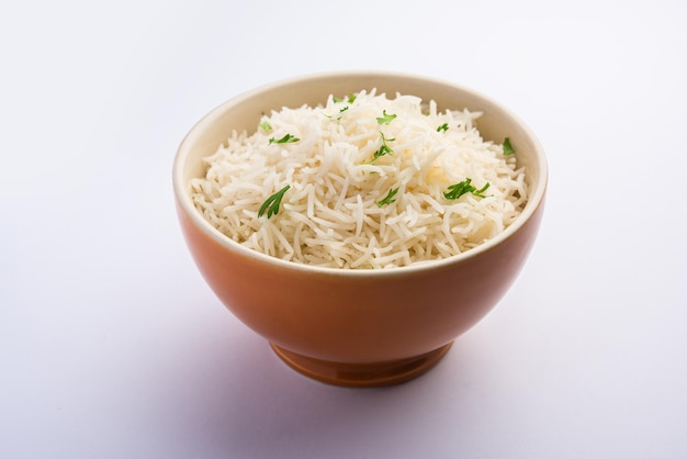 Riz basmati blanc nature cuit ou riz cuit à la vapeur dans un bol