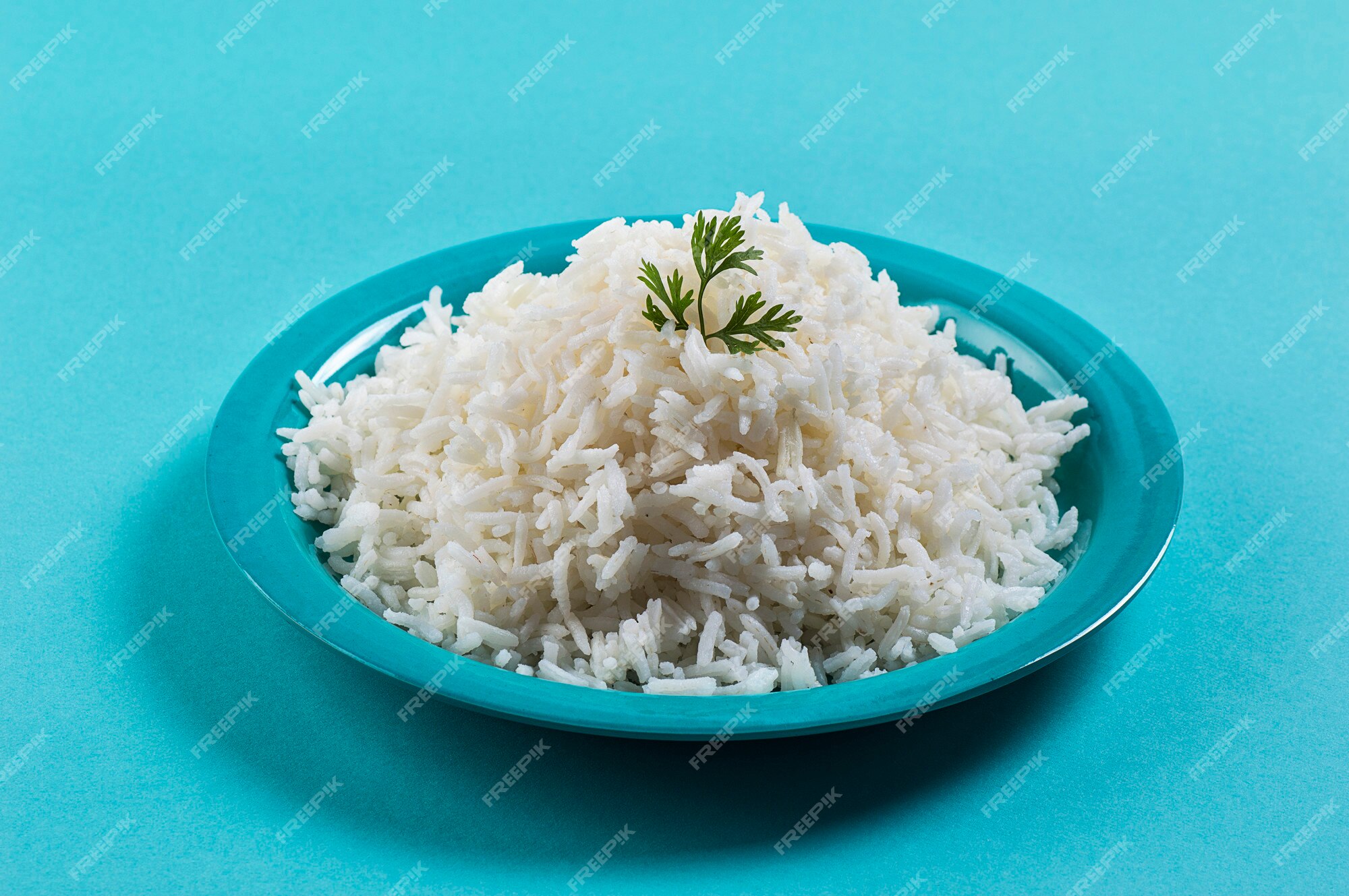 Blue rice. Рис на белой тарелке. Рис в белой тарелке на белом фоне. Вечеринка белого риса. Фото рис индиго.