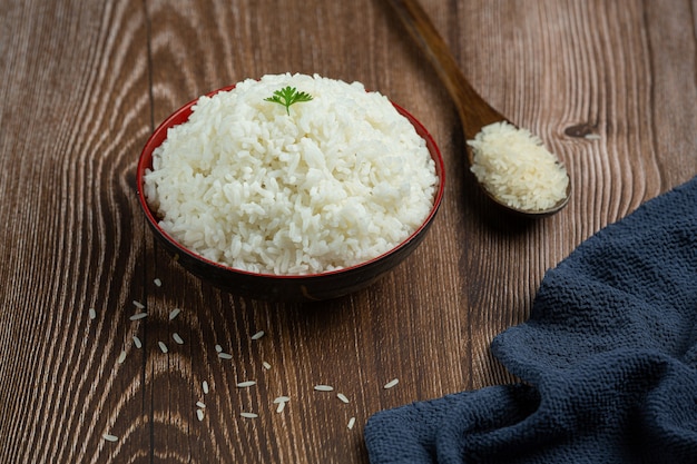 Photo gratuite le riz blanc est placé dans une tasse sur le plancher en bois.
