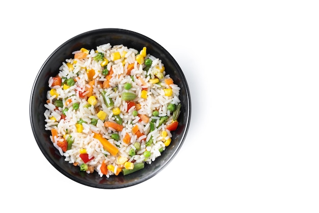 Riz blanc avec des légumes dans un bol noir isolé sur fond blanc