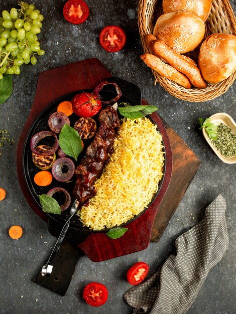 Riz bouilli avec de la viande dans une sauce barbecue