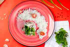 Photo gratuite riz et champignons à la crème sure aux herbes