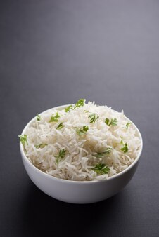 Riz à la coriandre ou à la coriandre, servi dans un bol en céramique ou en terre cuite. c'est une recette indienne ou chinoise populaire. mise au point sélective