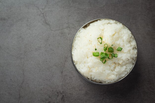 Riz cuit chaud dans un bol