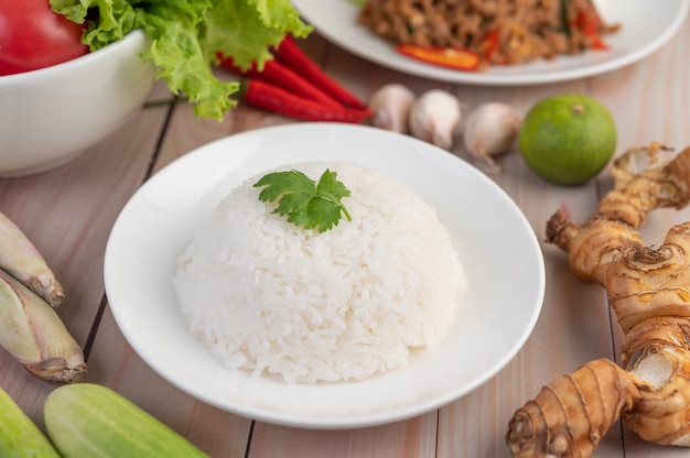 Riz cuit dans un plat blanc