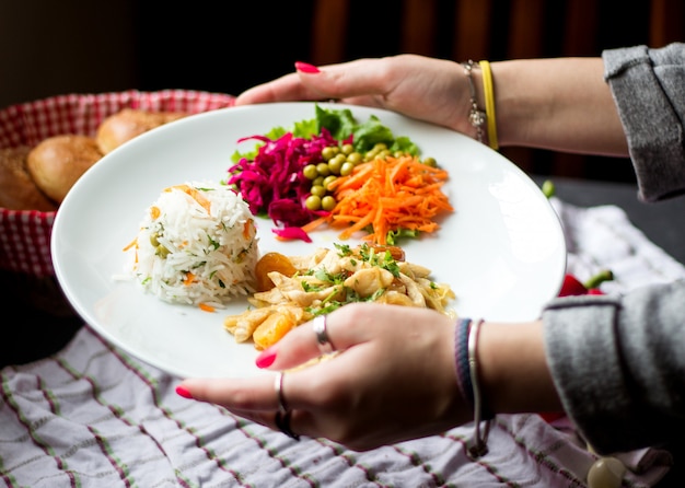 Riz et divers légumes en tranches avec des haricots