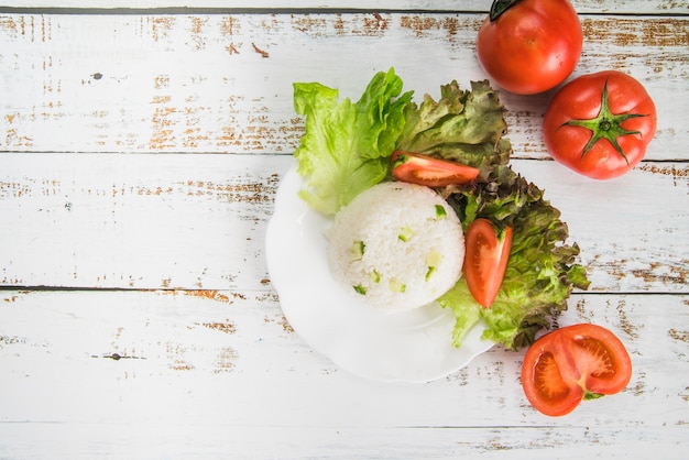 Photo gratuite riz en forme de boule aux légumes