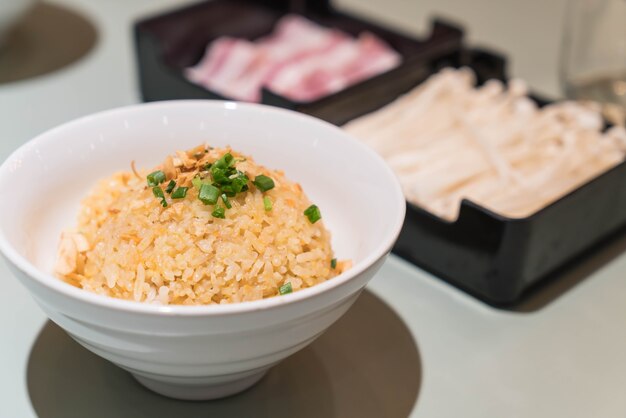 riz frit à l&#39;ail aux légumes en haut