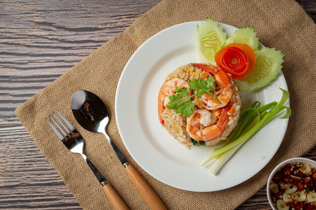 Riz frit aux crevettes américaines servi avec sauce au chili de la cuisine thaïlandaise.