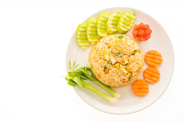 Riz frit avec de la viande de crabe en assiette blanche