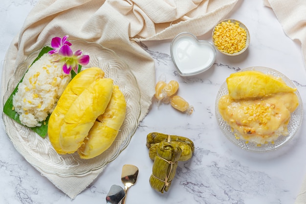 Riz gluant sucré thaï avec durian dans un dessert.