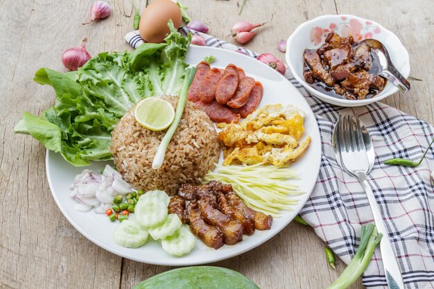 Riz mélangé à la pâte de crevettes