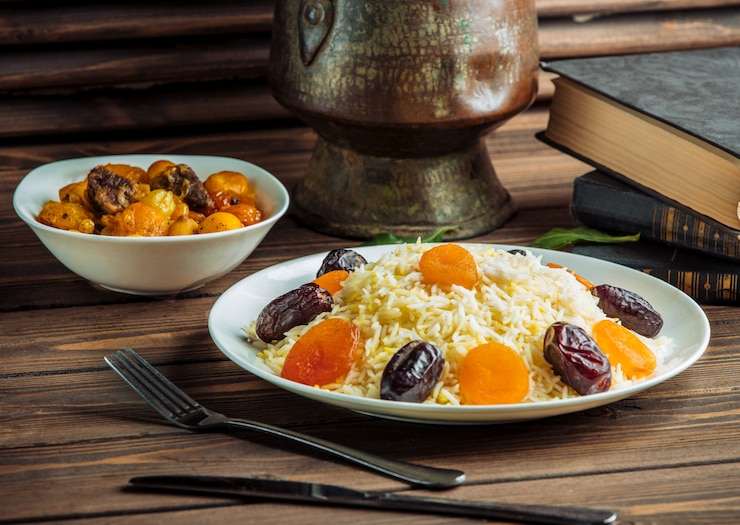 Photo gratuit riz plov avec dattes et fruits secs.