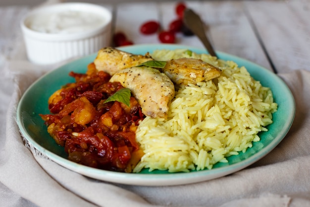 Riz savoureux et recette indienne de poule