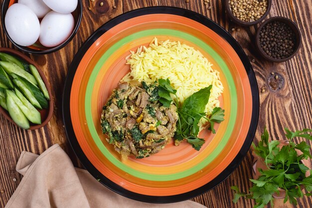 Riz avec viande épinards oeufs épices verts vue de dessus