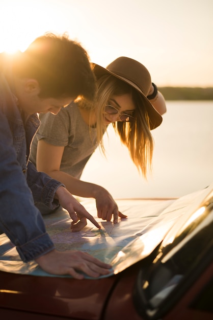 Road trip concept avec jeune couple