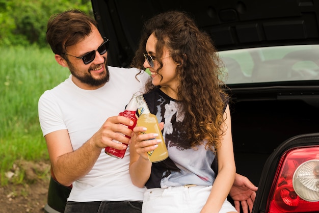 Photo gratuite road trip concept avec jeune couple