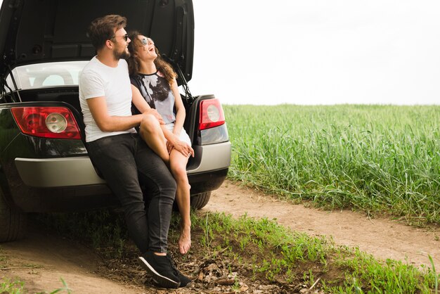 Photo gratuite road trip concept avec jeune couple