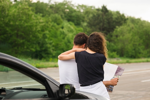 Photo gratuite road trip concept avec jeune couple