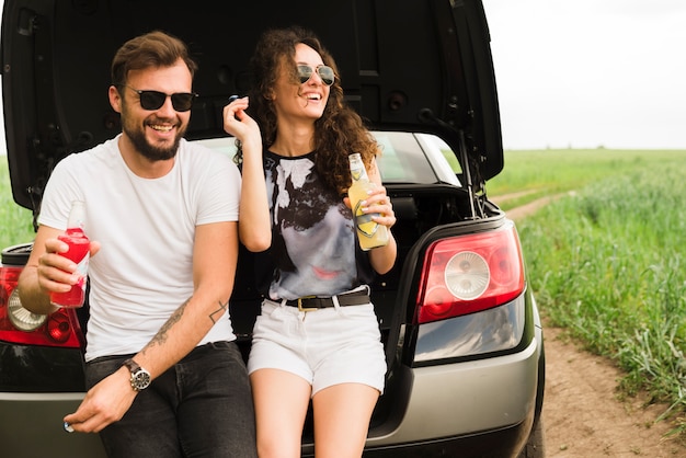 Road trip concept avec jeune couple