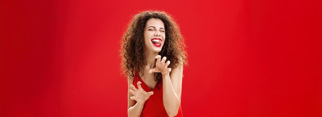 Photo gratuite roar va te manger chérie femme européenne ludique sensuelle et séduisante avec une coiffure bouclée pour jouer