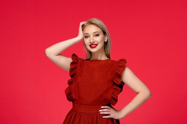 Robe rouge élégante adorable jeune femme vêtue d'une robe bordeaux avec rouge à lèvres souriant