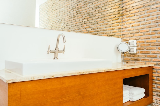 Photo gratuite robinet ou robinet d'eau et lavabo blanc ou décoration de lavabo dans la salle de bain