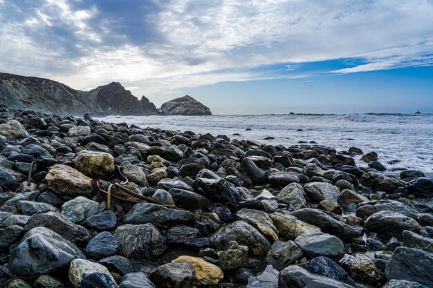 Roches noires sur la plage en Californie