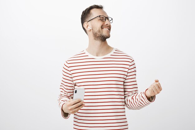 Rock n roll dans mon cœur. bel homme excité et ravi à lunettes