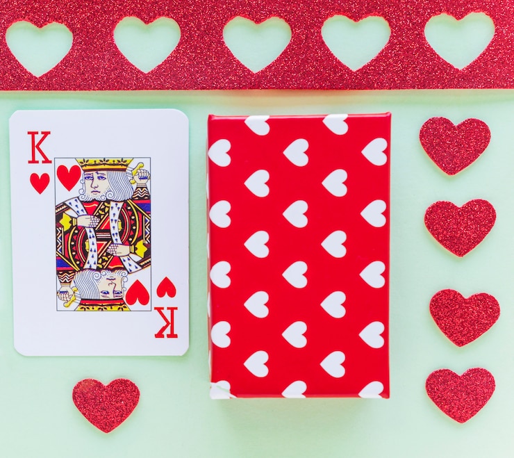Photo gratuit roi des cœurs, carte à jouer avec une boîte-cadeau sur la table