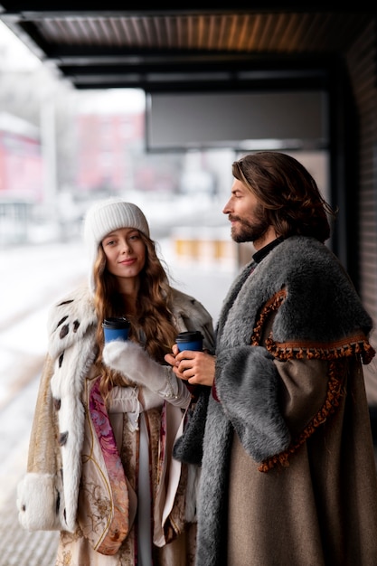 Photo gratuite le roi et la reine médiévaux posent dans un contexte réel