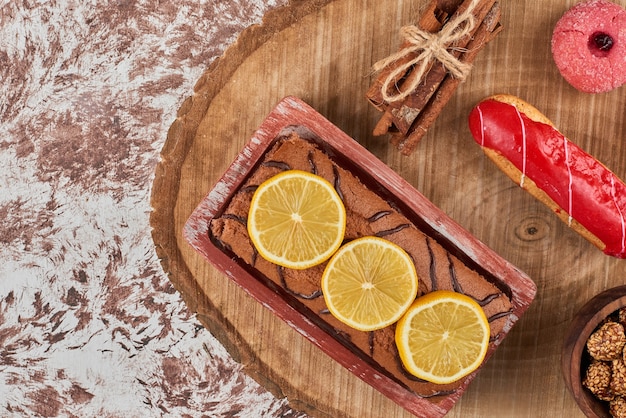 Rollcake au caramel avec boisson sur une planche de bois.