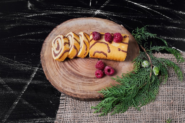 Rollcake aux fruits rouges sur un plateau.