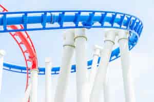 Photo gratuite roller coaster dans le parc