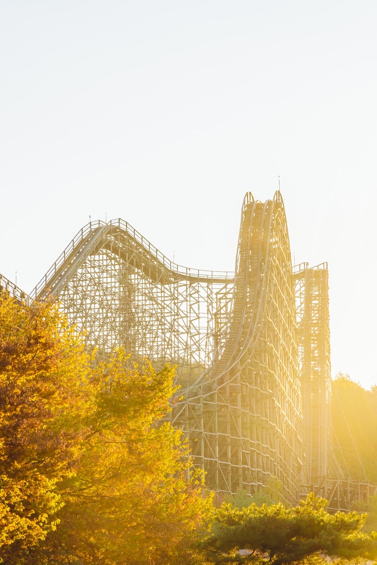 Photo gratuit rollercoaster sur une journée ensoleillée