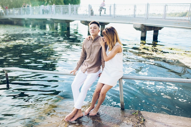 Photo gratuite roman tic jeune couple à l'eau