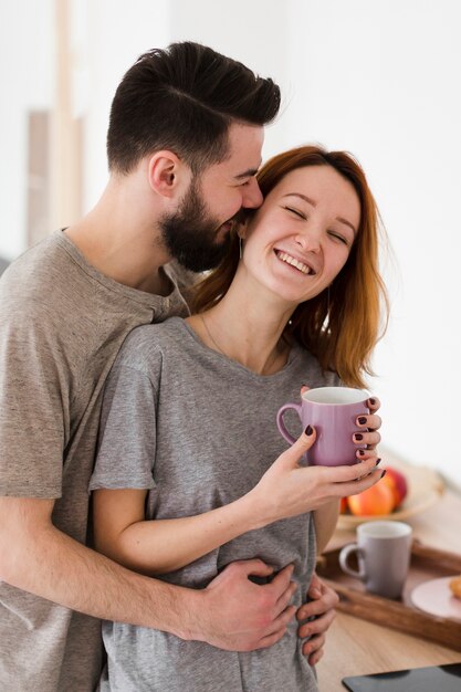 Romantique jeune couple buvant du café