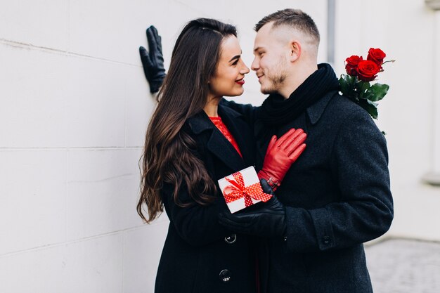 Romantique jeune couple à la date d&#39;hiver