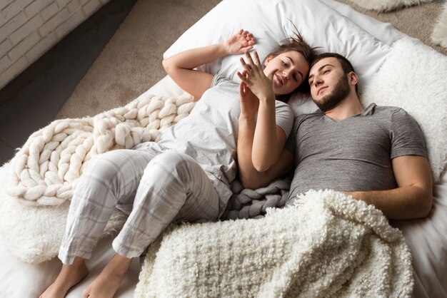 Romantique jeune couple ensemble dans son lit