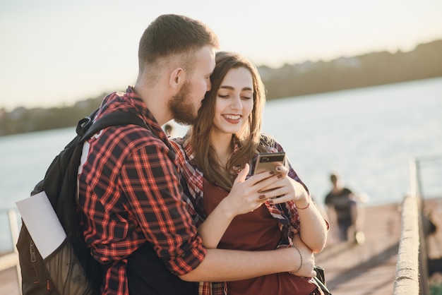 Romantique jolie couple de communication masculine