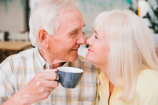 Romantique souriant couple d'âge mûr touchant avec le nez