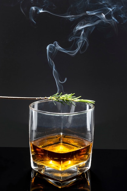 Romarin fumé sur verre à whisky