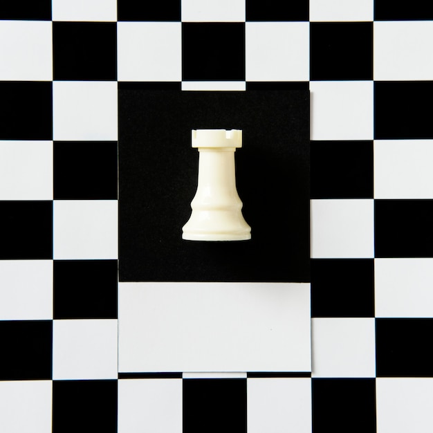 Photo gratuite rook pièce d'échecs sur un motif