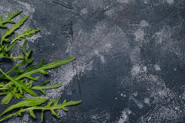 roquette sur fond de béton foncé, concept de cuisine