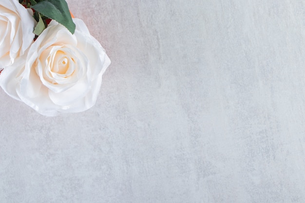 Photo gratuite rose blanche dans un bol, sur la table blanche.