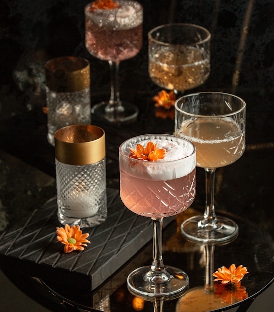 Photo gratuite rose cocktail sur la table